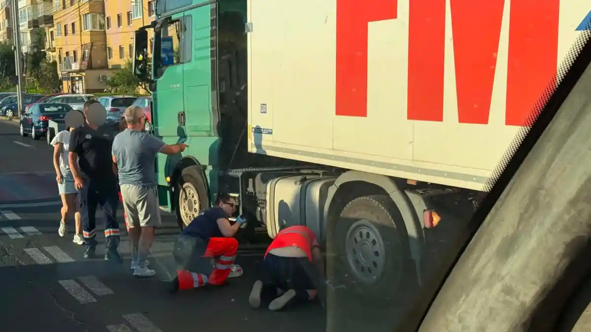 foto accident rutier grav la alba iulia un barbat de 65 de ani prins sub un tir pe calea motilor salvatorii au inceput manevrele de resuscitare