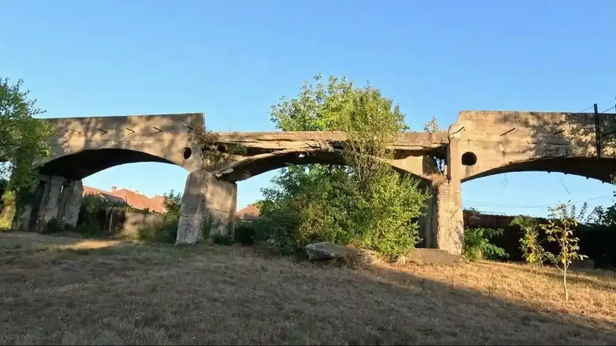 foto apeductul vechi de peste un secol dintr un oras din alba nu va fi demolat decizie de ultima ora
