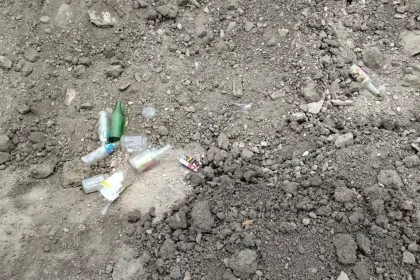 foto nu ne mai facem bine sticle si borcane aruncate in parcul arheologic de mari dimensiuni de pe terrenul din partos arheolog oamenii trebuie sa fie mai civilizati si sa respecte vestigiile