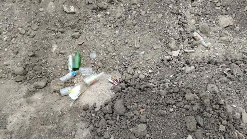 foto nu ne mai facem bine sticle si borcane aruncate in parcul arheologic de mari dimensiuni de pe terrenul din partos arheolog oamenii trebuie sa fie mai civilizati si sa respecte vestigiile