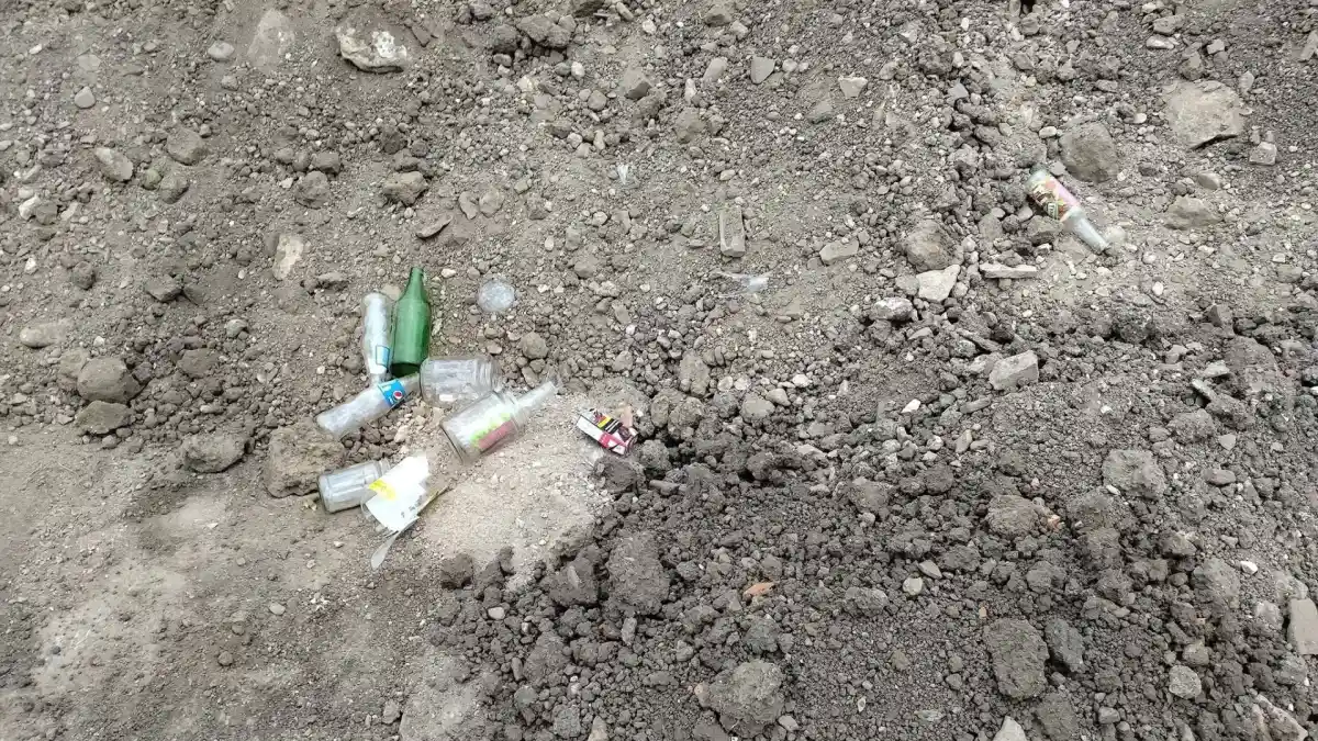 foto nu ne mai facem bine sticle si borcane aruncate in parcul arheologic de mari dimensiuni de pe terrenul din partos arheolog oamenii trebuie sa fie mai civilizati si sa respecte vestigiile