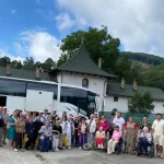 foto seniorii de la caminul pentru persoane varstnice din alba iulia in pelerinaj la manastirea prislop bucuria nu are varsta