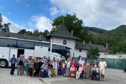 foto seniorii de la caminul pentru persoane varstnice din alba iulia in pelerinaj la manastirea prislop bucuria nu are varsta