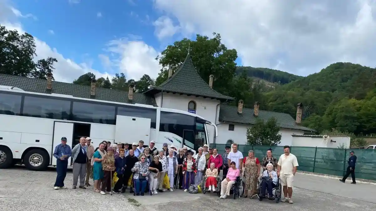 foto seniorii de la caminul pentru persoane varstnice din alba iulia in pelerinaj la manastirea prislop bucuria nu are varsta