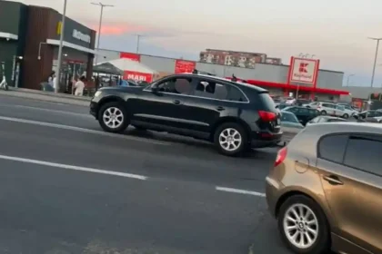 foto stirea ta comportament agresiv in traficul din alba iulia sofer furios dupa ce a fost la un pas sa loveasca doi pietoni care traversau regulamentar a inceput sa ne injure