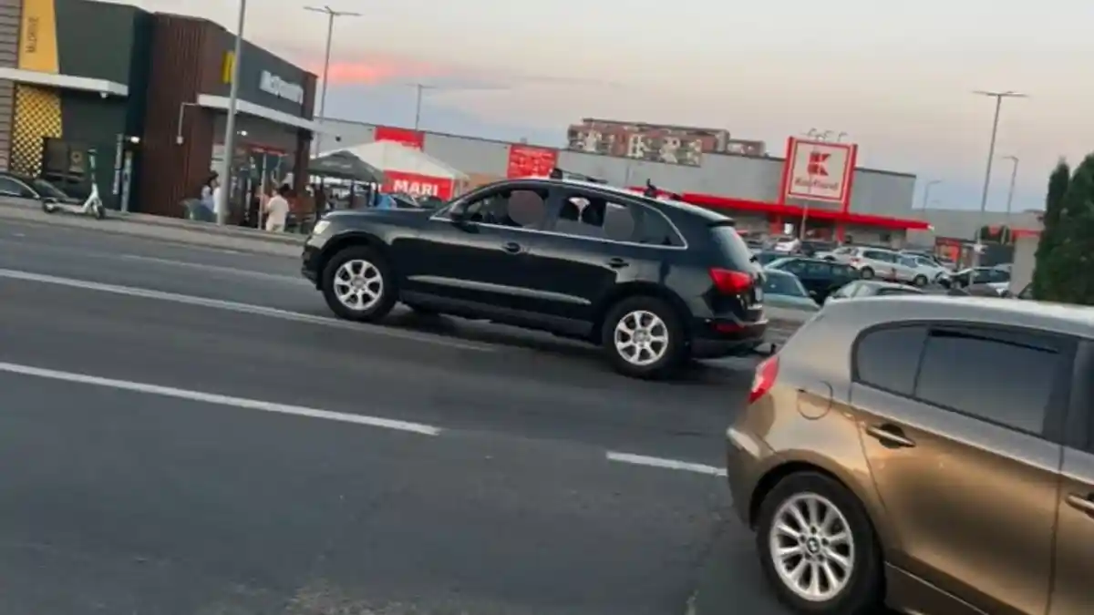 foto stirea ta comportament agresiv in traficul din alba iulia sofer furios dupa ce a fost la un pas sa loveasca doi pietoni care traversau regulamentar a inceput sa ne injure