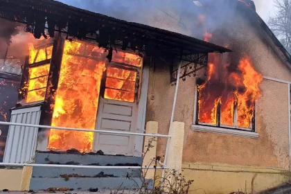 incendiu in comuna scarisoara o casa a fost cuprinsa de flacari pompierii din campeni intervin cu doua autospeciale