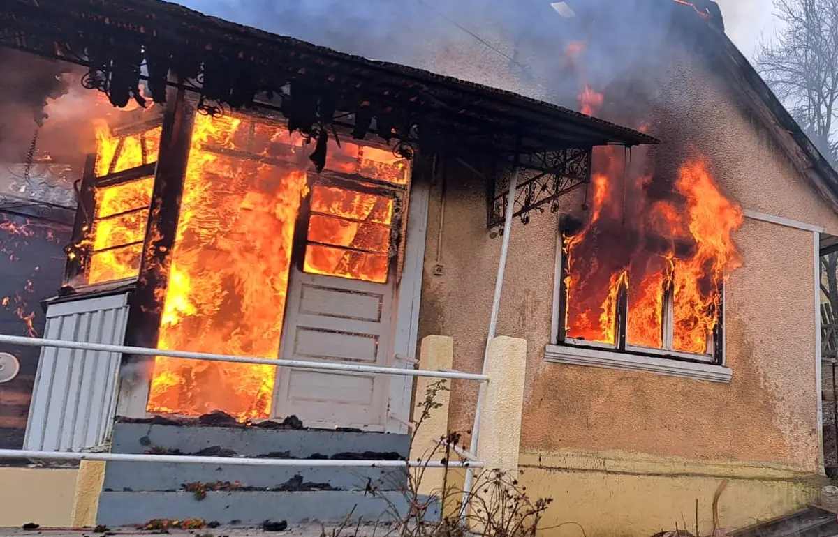 incendiu in comuna scarisoara o casa a fost cuprinsa de flacari pompierii din campeni intervin cu doua autospeciale