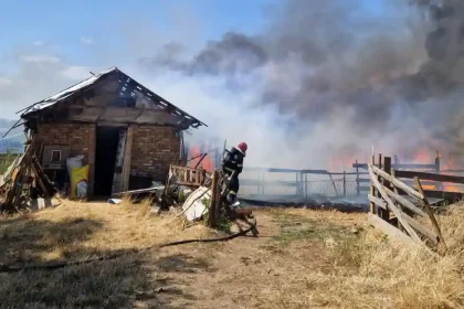 incendiu la arieseni un grajd a fost mistuit de flacari pompierii din campeni intervin