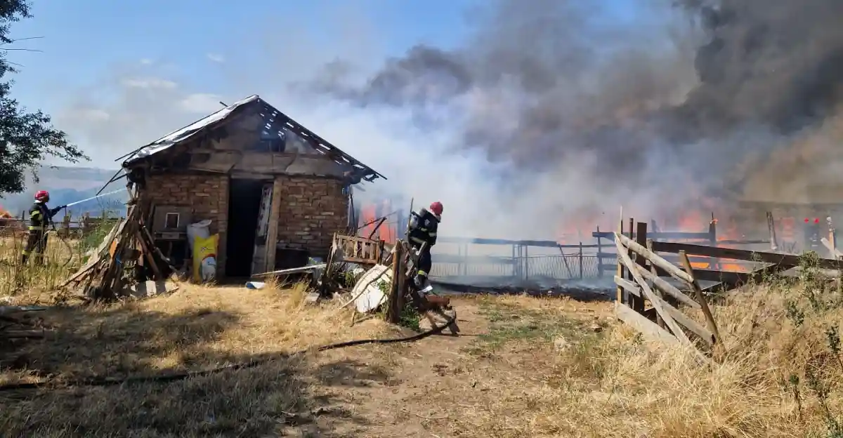 incendiu la arieseni un grajd a fost mistuit de flacari pompierii din campeni intervin