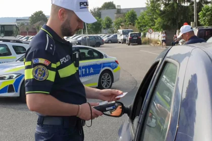 minor de 17 ani din alba iulia prins fara permis la volanul unui masini pe o strada din oras barbatul care i a dat masina era pasager