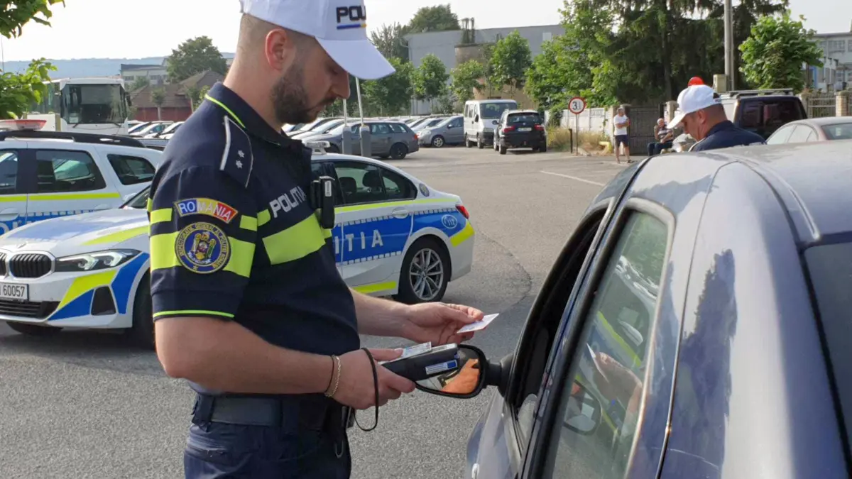minor de 17 ani din alba iulia prins fara permis la volanul unui masini pe o strada din oras barbatul care i a dat masina era pasager