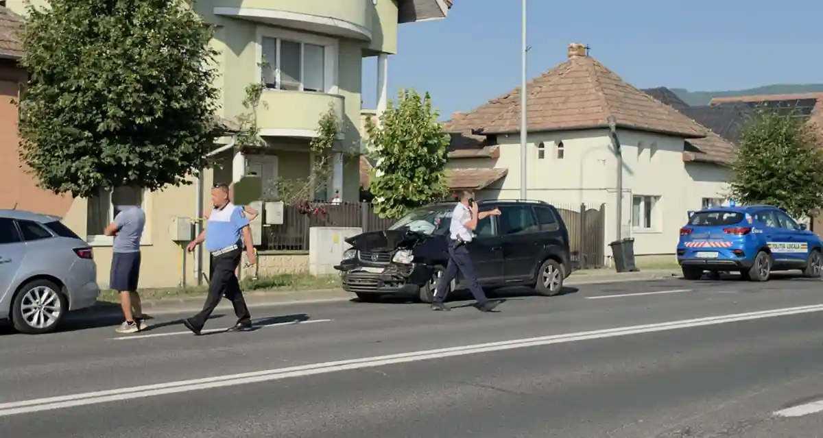 video accident cu pagube materiale in alba iulia doua masini sau colizionat in zona ilf