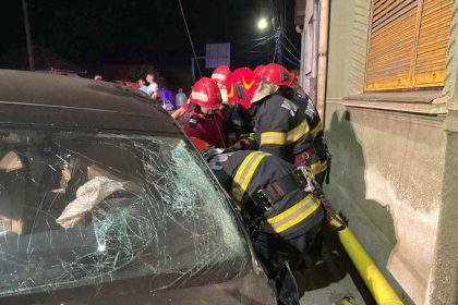 video accident rutier grav la lancram doua masini implicate o persoana posibil blocata in autoturism