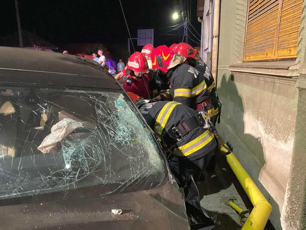 video accident rutier grav la lancram doua masini implicate o persoana posibil blocata in autoturism