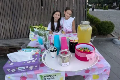 video doua fetite din alba iulia vand limonada in parcul unirii banii castigati din aceasta mica afacere de vara vor fi folositi pentru rechizite si ghiozdane