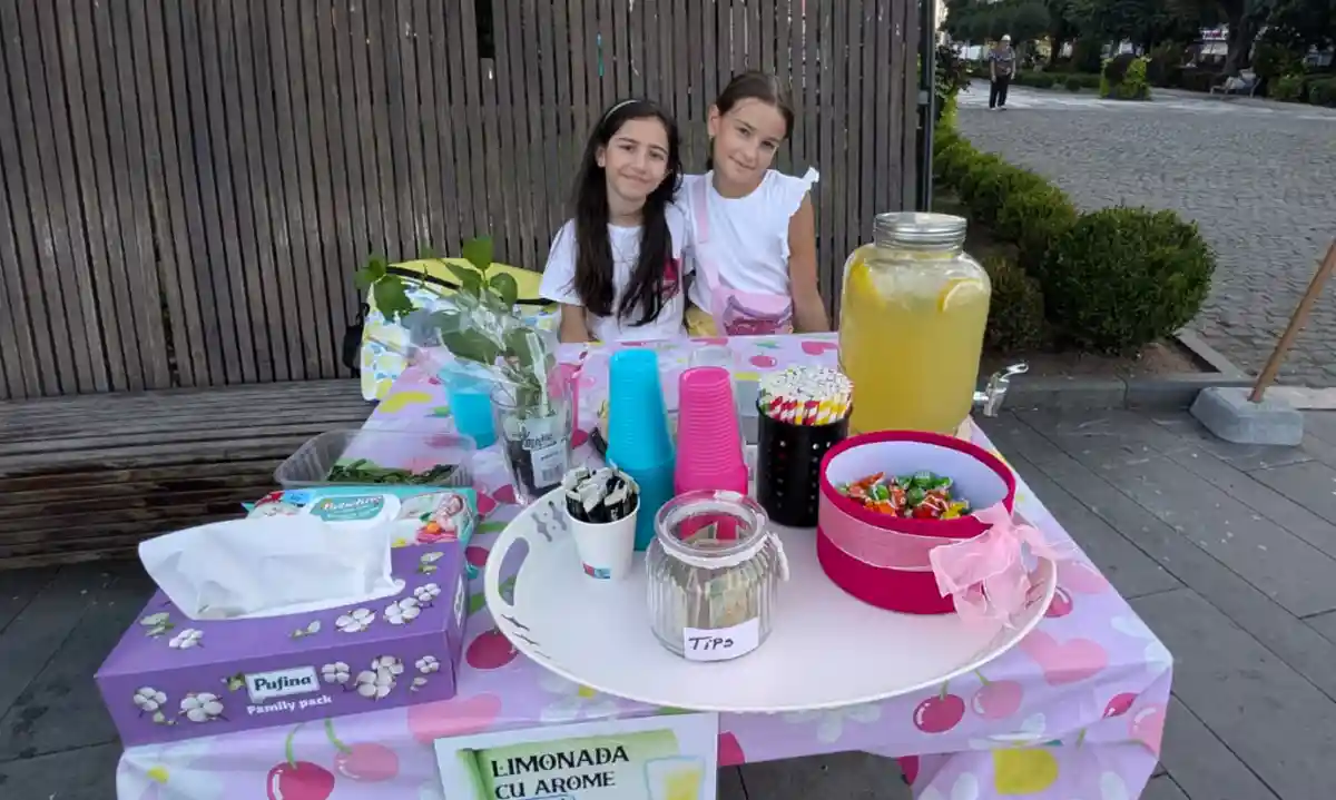 video doua fetite din alba iulia vand limonada in parcul unirii banii castigati din aceasta mica afacere de vara vor fi folositi pentru rechizite si ghiozdane