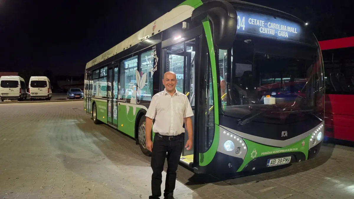 video primul autobuz de transport persoane din oras a inceput sa circule la alba iulia dupa doua luni