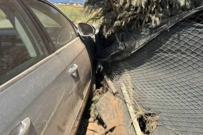 video stirea ta un sofer din alba a lovit cu masina gardul unei proprietati si a disparut proprietarul a descoperit gardul distrus ce declaratii face politia alba