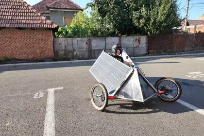 video ursuletul solar vehicul inspirat parca dintrun film science fiction creat de un informatician din alba tricicleta hibrida functioneaza cu energie solara si poate fi pedalata fiind ideala pentru cumparaturi si plimbari prin oras