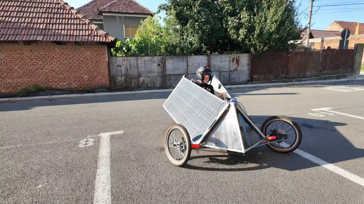 video ursuletul solar vehicul inspirat parca dintrun film science fiction creat de un informatician din alba tricicleta hibrida functioneaza cu energie solara si poate fi pedalata fiind ideala pentru cumparaturi si plimbari prin oras