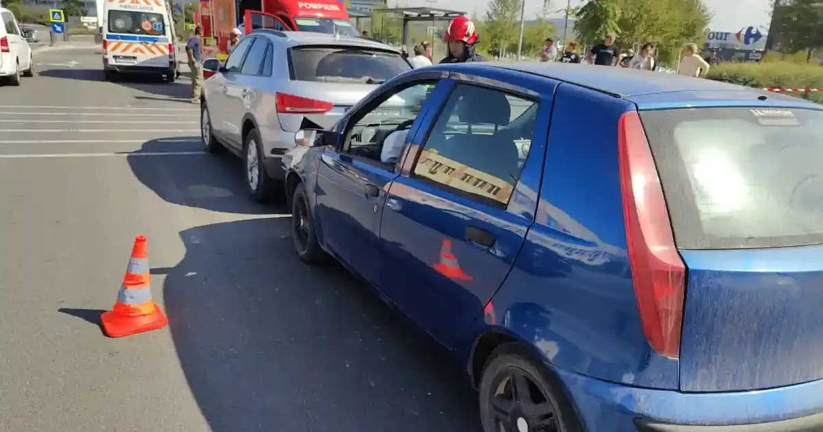Accident în lanț în Alba Iulia: Trei mașini s-au ciocnit în zona Carolina Mall