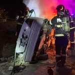 Accident în Sebeș: O mașină a intrat într-o casă și a luat foc, șoferul a fugit