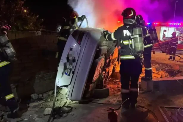 Accident în Sebeș: O mașină a intrat într-o casă și a luat foc, șoferul a fugit