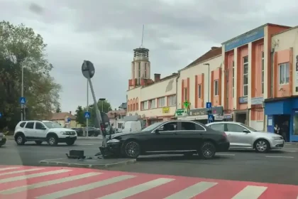 Accident la Alba Iulia: Două mașini s-au ciocnit lângă Poliție, una a lovit un stâlp