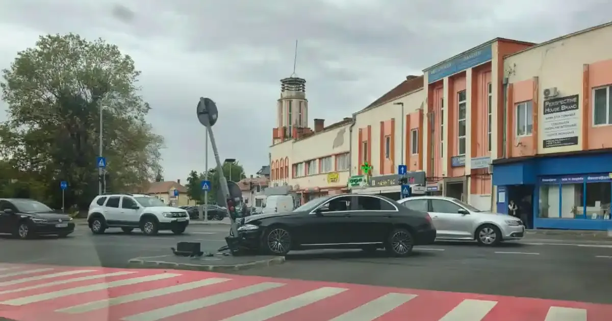 Accident la Alba Iulia: Două mașini s-au ciocnit lângă Poliție, una a lovit un stâlp