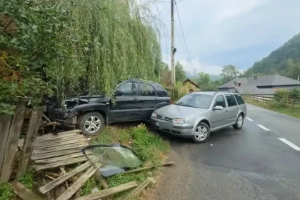 Accident la Vidra: Două mașini s-au ciocnit, una a distrus o mașină de spălat