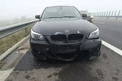 Accident pe A10 Sebeș-Turda: un BMW a distrus conurile de circulație din cauza ceții