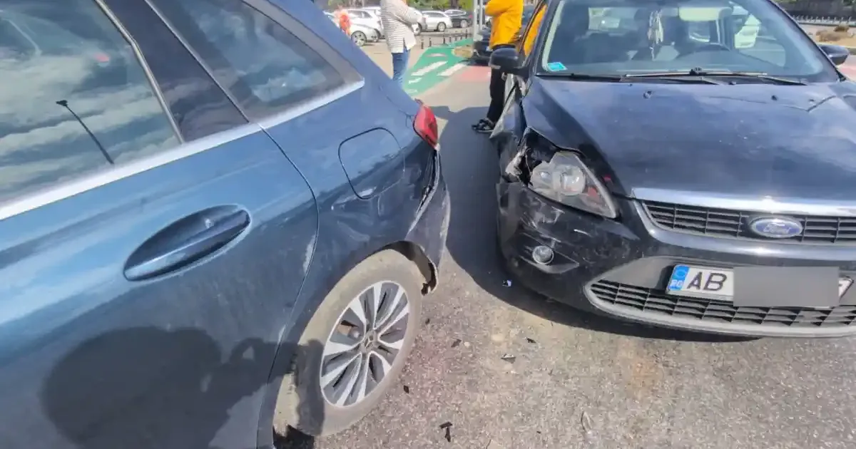 Accident rutier la Alba Iulia: impact între mai multe mașini în zona Bazinului Olimpic