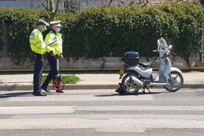 Bărbat din Unirea prins de polițiști cu moped neînmatriculat, fără permis