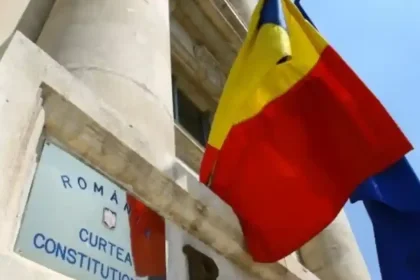 CCR: Românii nu pot cere majorarea salariilor, sporurilor sau voucherelor prin lege