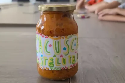 Copiii din Alba plantează și recoltează legume, apoi îi dăruiesc primarului zacuscă