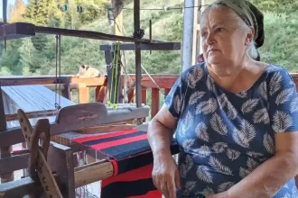 FOTO | La 71 de ani, o localnică din Apuseni încă țese la război