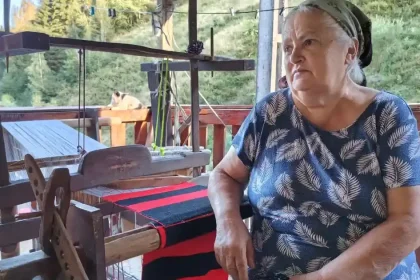 FOTO | La 71 de ani, o localnică din Apuseni încă țese la război