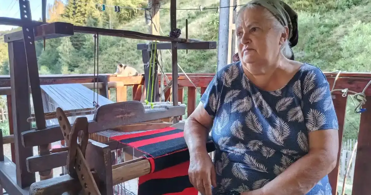 FOTO | La 71 de ani, o localnică din Apuseni încă țese la război