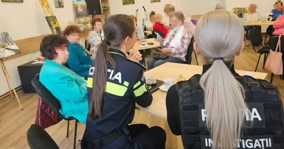 FOTO | Seniorii din Alba, învățați de polițiști să recunoască fraudele