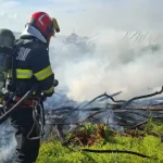 Incendiu de vegetație la Răchita: pompierii din Sebeș intervin