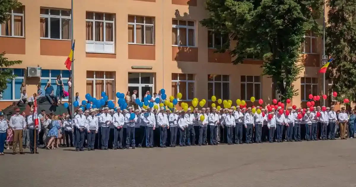 Învățământul militar liceal din România: cinci colegii într-o singură rețea