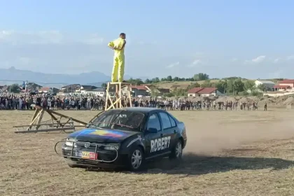 Lae Cascadorul și fiul său, show de cascadorii la Ciugud