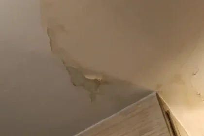 Lucrare de Dorel la blocurile „M” din Alba Iulia: „Curge apa în baie și bucătărie”