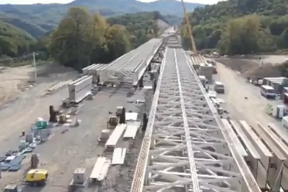 Lucrările de lansare a tablierului metalic al Viaductului 23, pe A1 Sibiu-Pitești