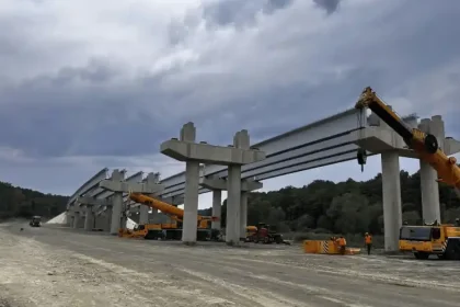 Montare grinzi pe șantierul Margina – Holdea la cel mai lung pasaj, de peste 1 km
