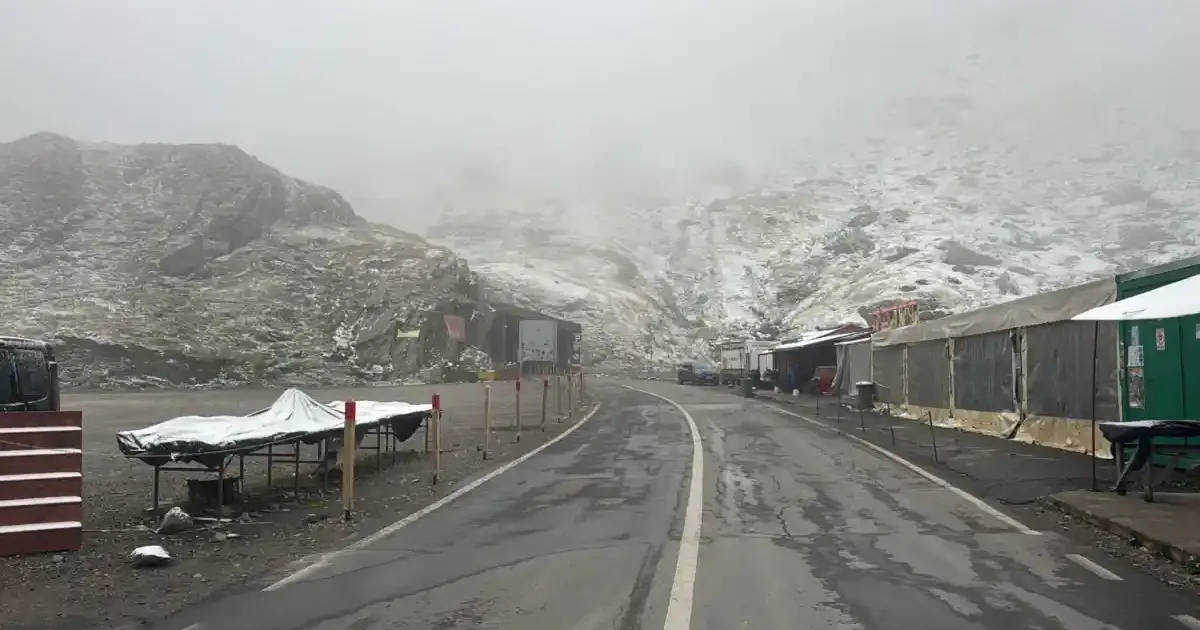 Prima ninsoare pe Transfăgărășan. Avertismentul autorităților pentru șoferi