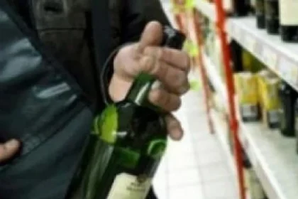 Tânăr din Alba Iulia, reținut după ce a furat băuturi alcoolice de pe terasa unui local