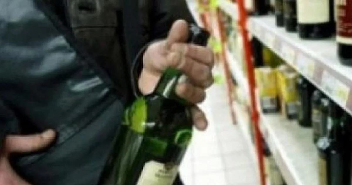 Tânăr din Alba Iulia, reținut după ce a furat băuturi alcoolice de pe terasa unui local
