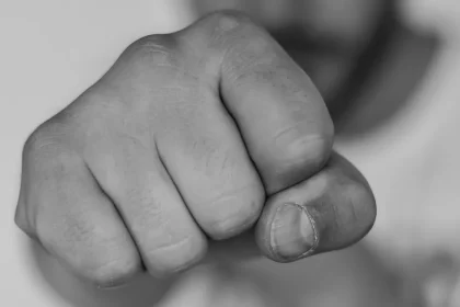 Tânăr din Sebeș, reținut după ce a lovit un bărbat într-un local din Alba Iulia